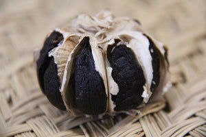 Bio Demeter schwarzer Knoblauchzehen, geschälten und fermentiert, 60 gr.